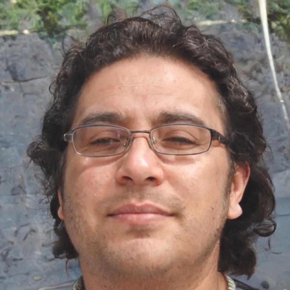 Retrato profesional de Carlos Mendoza